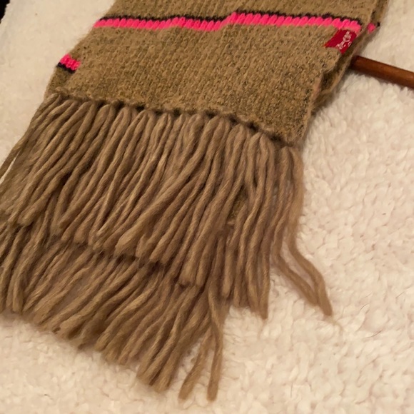 Levi’s Scarf - Picture 2 of 9